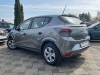 Neu Dacia Sandero Essentiel 101 PS (74 kW) 2026 Grau Limousine