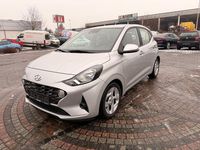 Gebraucht Hyundai i10 Trend 67 PS (49 kW) 2022 Sleek silver / met Kleinwagen