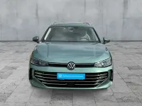 Gebraucht VW Passat Elegance 150 PS (110 kW) 2025 Maripositgrün metallic Kombi