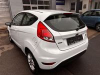 Gebraucht Ford Fiesta Celebration 101 PS (74 kW) 2017 Frozen white Kleinwagen