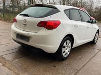 Second-hand Opel Astra 116 CP (85 kW) 2010 Alb Berlinǎ