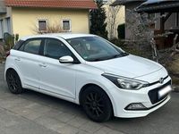 Gebraucht Hyundai i20 84 PS (61 kW) 2016 Weiß Kleinwagen