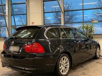 Gebraucht BMW 320 184 PS (135 kW) 2010 Schwarz Kombi