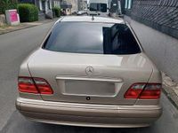 Second-hand Mercedes E200 136 CP (100 kW) 2000 Auriu Berlinǎ