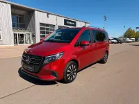 Gebraucht Mercedes V250 Style 190 PS (139 kW) 2025 Hyazinthrot metallic Van / Kleinbus