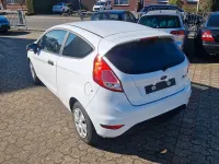 Gebraucht Ford Fiesta Ambiente 60 PS (44 kW) 2017 Weiß Kleinwagen