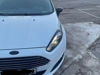 Gebraucht Ford Fiesta Trend 101 PS (74 kW) 2015 Weiß Kleinwagen