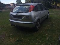 Gebraucht Ford Focus Ghia 115 PS (84 kW) 2001 Silber Limousine