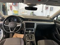 Gebraucht VW Passat Basis 150 PS (110 kW) 2023 Gletscherweiß metallic (metallic) Kombi