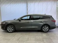 Neu Ford Focus Titanium 155 PS (114 kW) 2025 Magneticgrau (metallic) Kombi