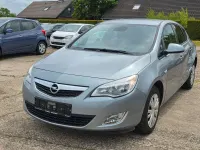 Gebraucht Opel Astra Design Edition 140 PS (102 kW) 2011 Silbersee/silver lake Limousine