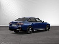 Gebraucht BMW 550e M Sport 489 PS (359 kW) 2024 Bmw individual tansanitblau metallic Limousine