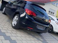 Gebraucht Opel Astra Design Edition 140 PS (102 kW) 2012 Schwarz Kleinwagen