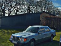 Second-hand Mercedes E230 131 CP (96 kW) 1991 Berlinǎ