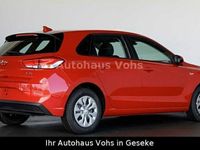 Gebraucht Hyundai i30 120 PS (88 kW) 2024 Rot Limousine