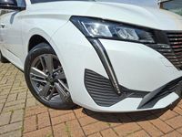 Gebraucht Peugeot 308 SW Allure 131 PS (96 kW) 2024 Okenitweiß Kombi
