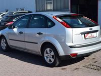 Gebraucht Ford Focus Trend 101 PS (74 kW) 2005 Silber Limousine