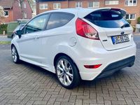 Gebraucht Ford Fiesta 125 PS (91 kW) 2013 Weiß Kleinwagen