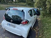 Gebraucht Toyota Aygo 68 PS (50 kW) 2014 Weiß Kleinwagen