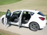 Używany Opel Astra Innovation 165 KM (121 kW) 2012 Biały Sedan/Limuzyna
