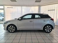 Gebraucht Hyundai i20 101 PS (74 kW) 2015 Sleek silver / met Coupé