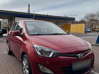 Gebraucht Hyundai i20 86 PS (63 kW) 2013 Rot Kleinwagen