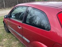 Gebraucht Ford Fiesta Ambiente 70 PS (51 kW) 2005 Rot Kleinwagen