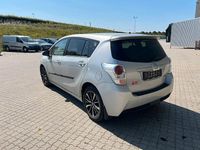 Gebraucht Toyota Verso Premium 147 PS (108 kW) 2017 Silber Van / Kleinbus