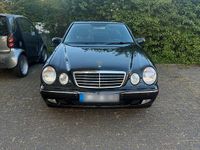 Gebraucht Mercedes E220 143 PS (105 kW) 2001 Schwarz Limousine