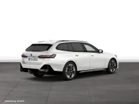 Gebraucht BMW 550e Comfort Edition 489 PS (359 kW) 2025 Mineralweiß metallic Kombi
