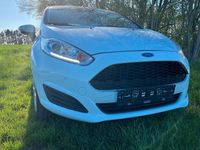 Gebraucht Ford Fiesta Ambiente 60 PS (44 kW) 2016 Weiß Kleinwagen