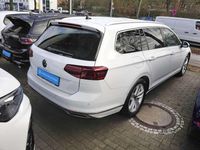 Gebraucht VW Passat Elegance 150 PS (110 kW) 2022 Gletscherweiß Kombi