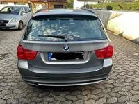 Gebraucht BMW 320 184 PS (135 kW) 2011 Grau Kombi