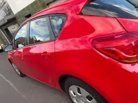 Używany Opel Astra Innovation 101 KM (74 kW) 2011 Czerwony Sedan/Limuzyna