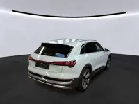 Gebraucht Audi e-tron Advanced Plus 300 kW (408 PS) 2023 Gletscherweiß metallic (metallic) SUV