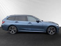 Gebraucht BMW 330e M Sport 292 PS (214 kW) 2024 Arctic race blue metallic Kombi