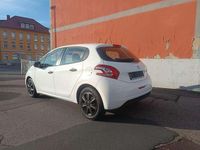 Gebraucht Peugeot 208 Access 68 PS (50 kW) 2013 Weiß Kleinwagen