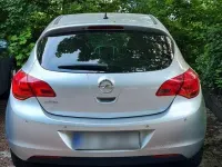 Używany Opel Astra Edition 116 KM (85 kW) 2011 Srebrny Sedan/Limuzyna