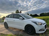 Gebraucht Hyundai i20 Trend 84 PS (61 kW) 2016 Weiß Kleinwagen