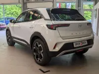 Gebraucht Opel Mokka-e Ultimate 100 kW (136 PS) 2023 Lack weiss banquise/typ au SUV