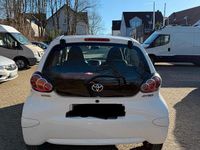 Gebraucht Toyota Aygo 68 PS (50 kW) 2012 Weiß Kleinwagen