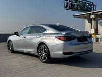 Gebraucht Lexus ES300H 218 PS (160 kW) 2024 Silber Limousine