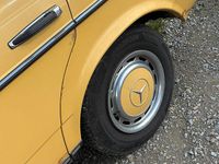 Gebraucht Mercedes 200 106 PS (77 kW) 1983 Gelb Limousine