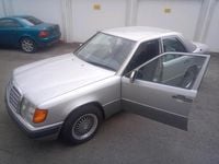Second-hand Mercedes E260 118 CP (86 kW) 1991 Argintiu Berlinǎ