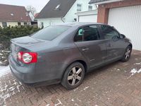 Gebraucht VW Jetta 102 PS (75 kW) 2009 Grau Limousine