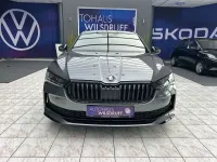 Neu Skoda Superb SportLine 150 PS (110 kW) 2025 Grau Kombi