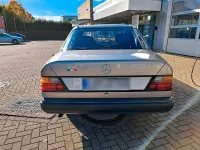 Gebraucht Mercedes 230 132 PS (97 kW) 1986 Gold Limousine