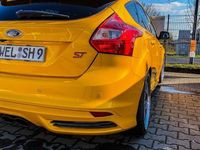 Gebraucht Ford Focus Sport 250 PS (183 kW) 2013 Gelb Limousine
