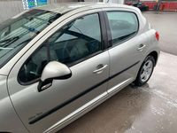 Gebraucht Peugeot 207 90 PS (66 kW) 2008 Silber Kleinwagen