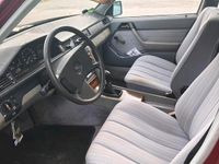 Second-hand Mercedes E230 132 CP (97 kW) 1987 Roșu Berlinǎ